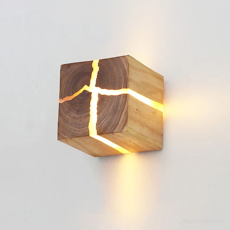 Applique murale LED en bois sculpté et résine, design unique pour intérieur moderne.