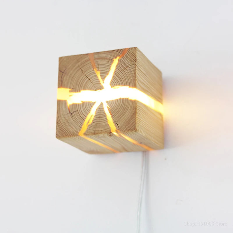 Éclairage mural LED doux en bois et résine, lumière d'ambiance chaleureuse pour salon.