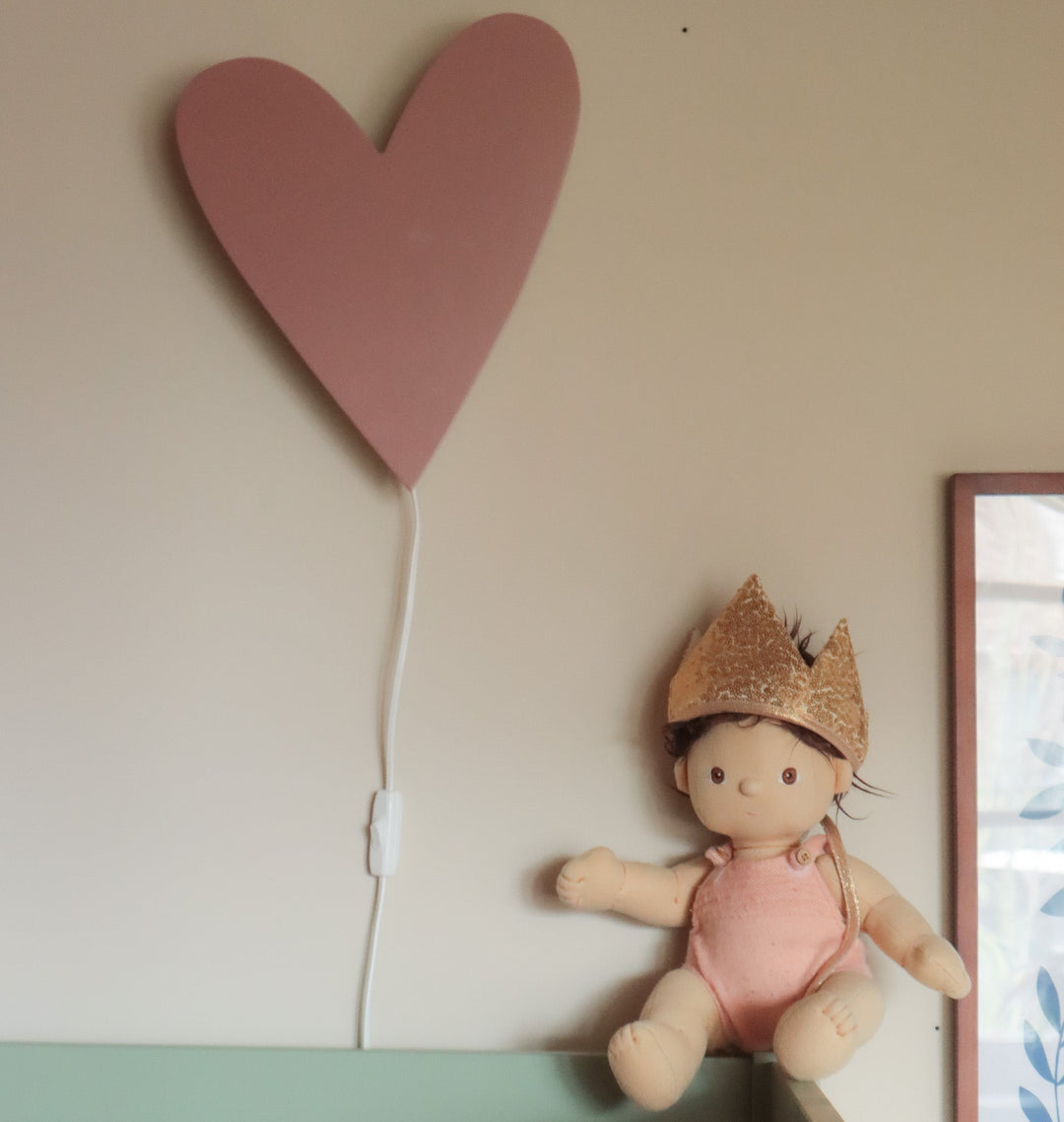 Cœur rose en terre cuite, applique murale décorative et veilleuse pour illuminer la chambre d'un enfant.