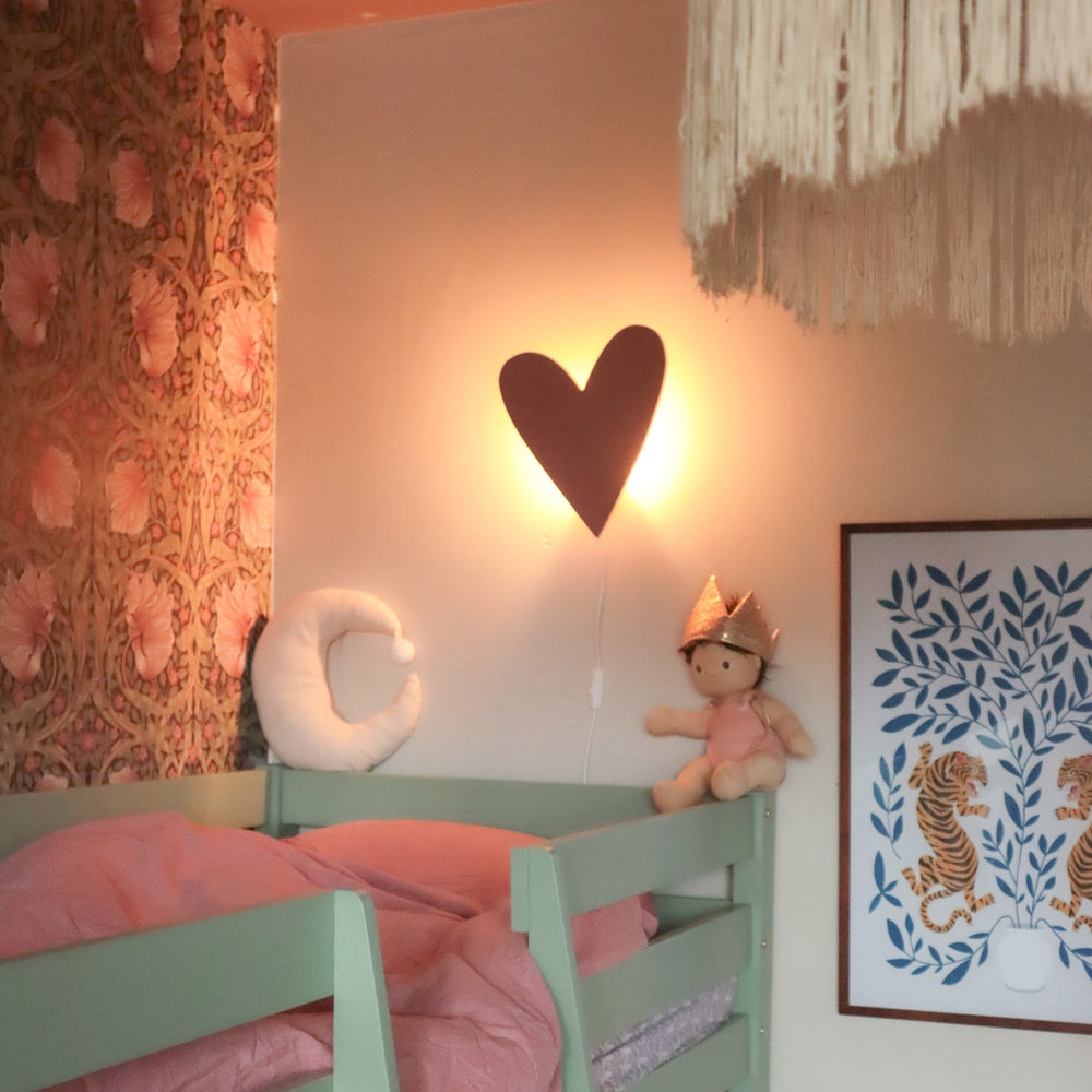 Décoration murale cœur rose en terre cuite, idéale pour chambre bébé ou enfant, style doux et chaleureux.