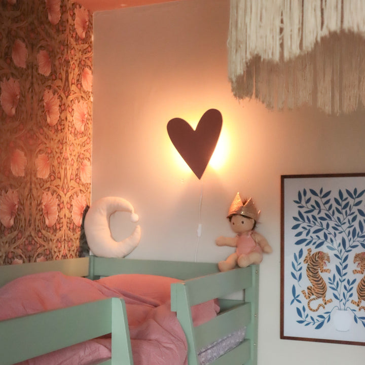 Décoration murale cœur rose en terre cuite, idéale pour chambre bébé ou enfant, style doux et chaleureux.