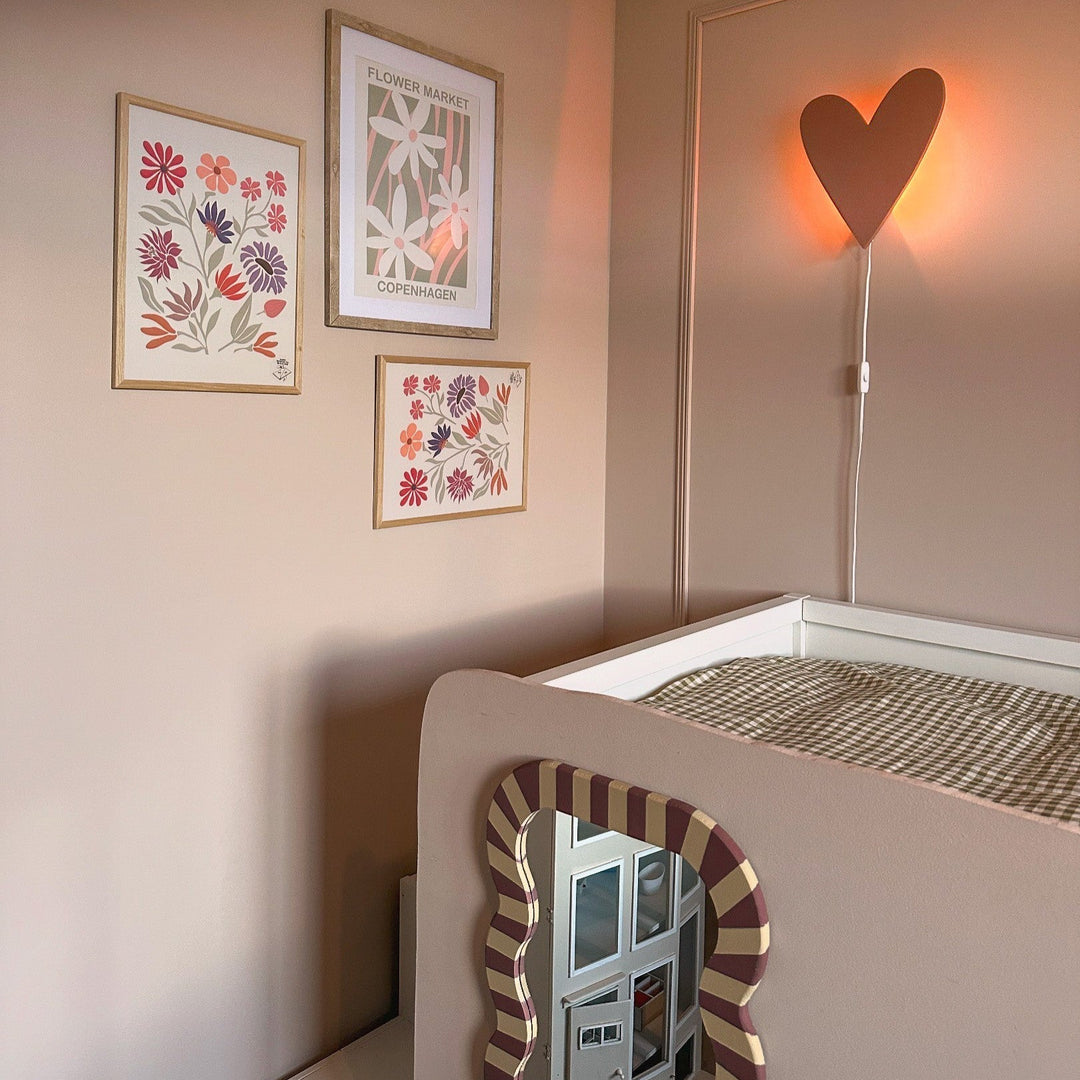 Applique murale enfant rose en forme de cœur, luminaire décoratif en terre cuite pour une chambre.