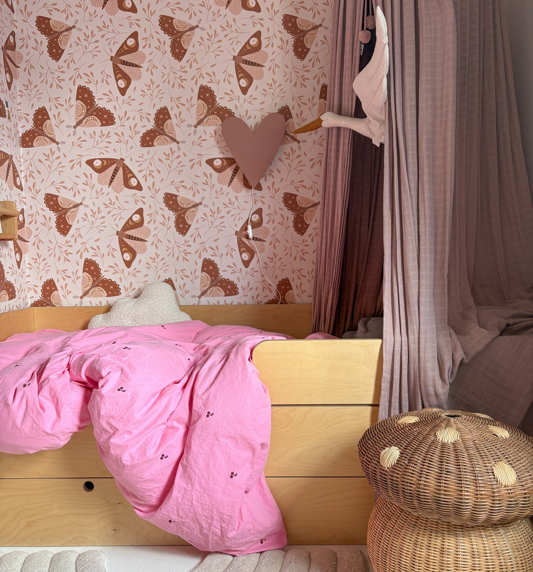 Applique murale décorative cœur rose en terre cuite, luminaire doux pour chambre d'enfant, design unique.