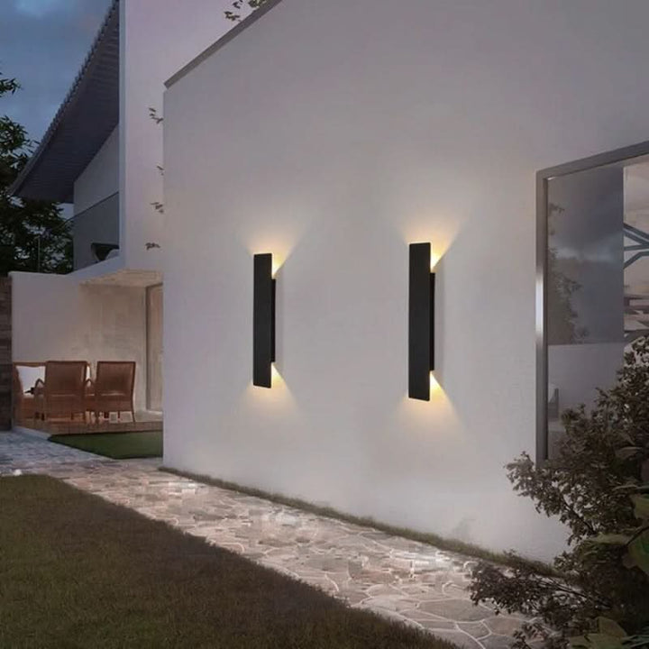 Applique murale LED étanche IP65 en aluminium noir pour éclairage extérieur de jardin et terrasse.