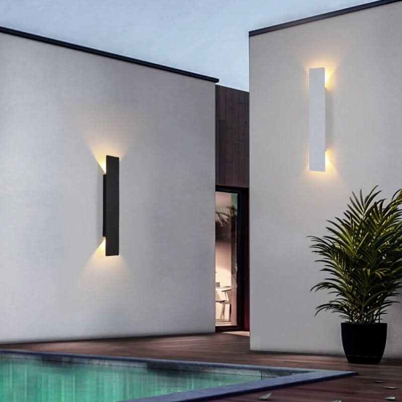 Applique murale LED extérieure au design moderne, idéale pour éclairer une façade ou une terrasse élégante.