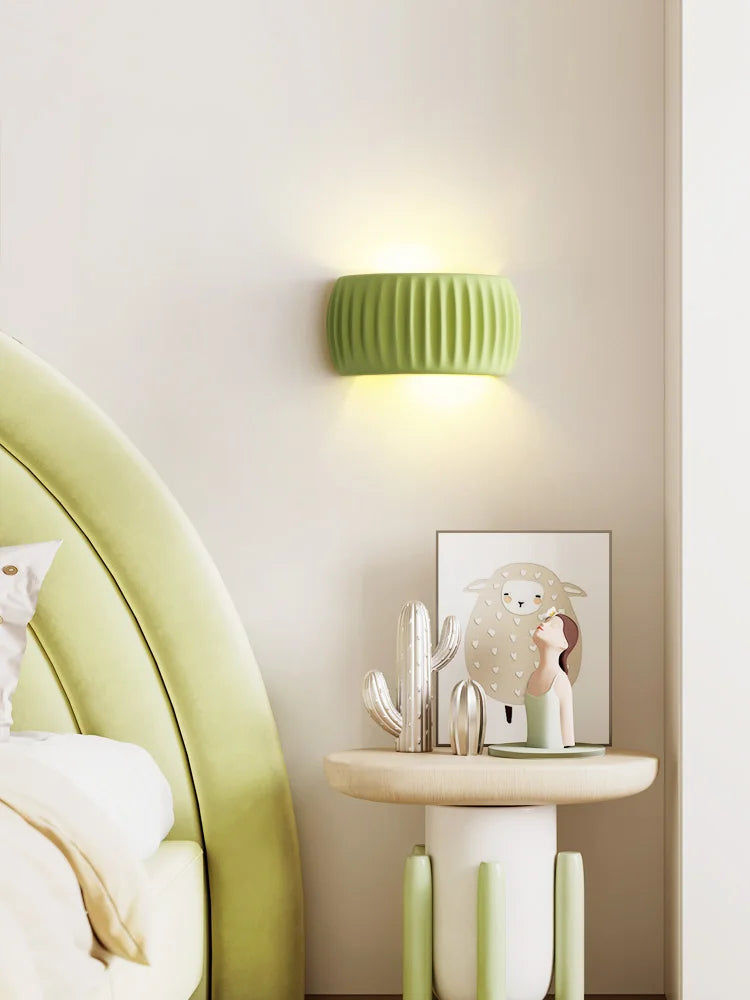Lampe murale contemporaine texturée (vert, crème, marron), lumière ambiante, décoration intérieure chic.