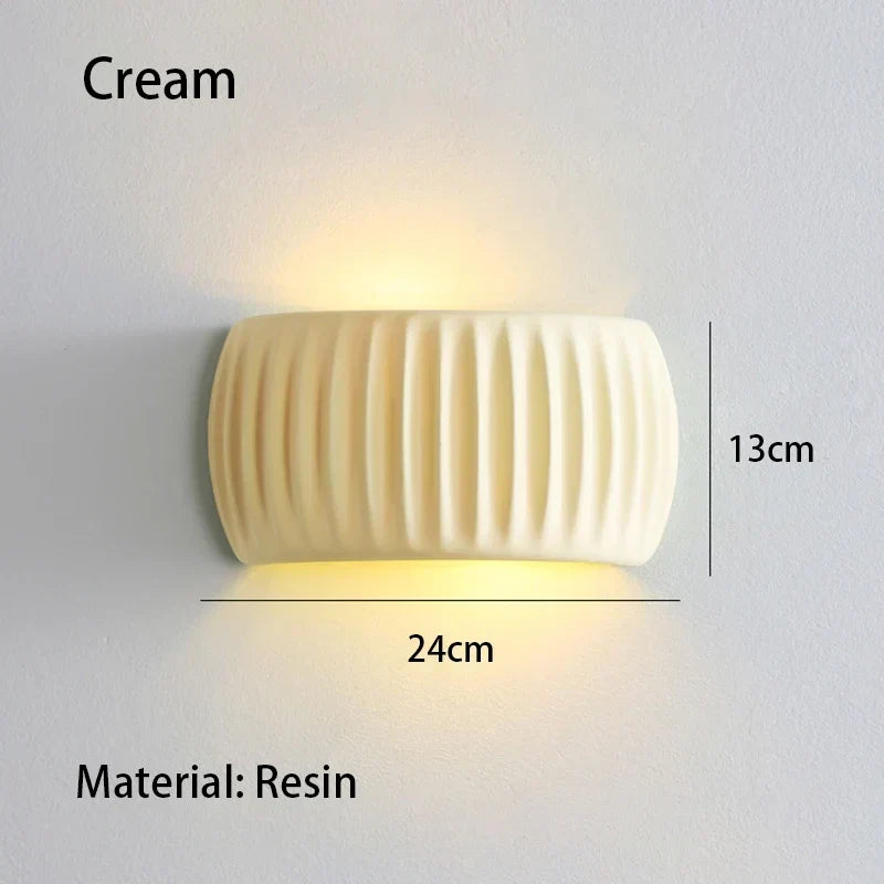 Lampe murale moderne texturée, design contemporain. Éclairage doux parfait pour toute décoration intérieure.