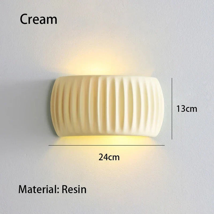 Lampe murale moderne texturée, design contemporain. Éclairage doux parfait pour toute décoration intérieure.