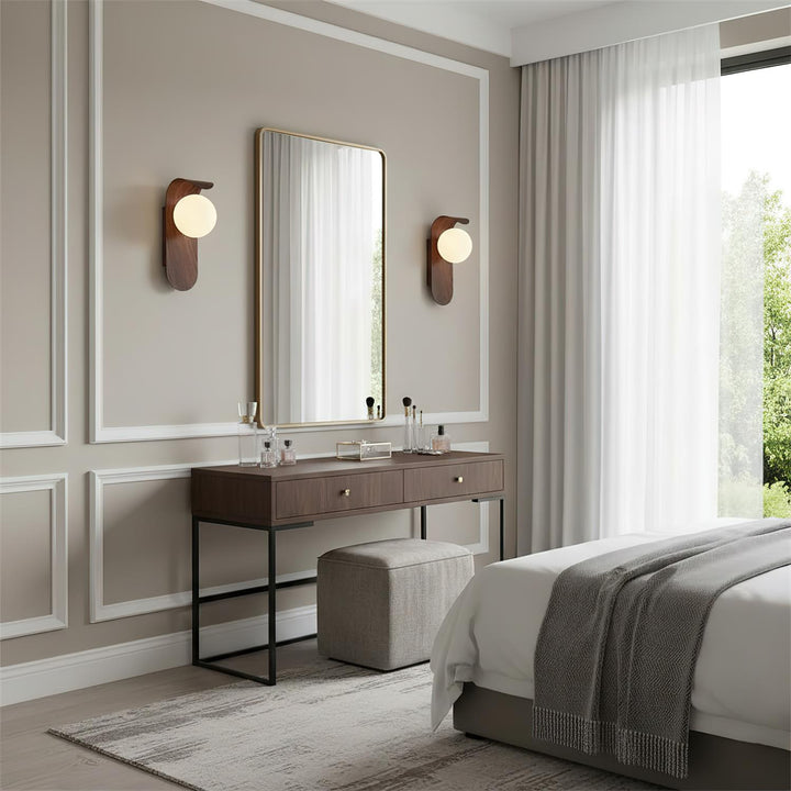 Applique murale globe mat en bois, luminaire polyvalent résistant à l'humidité pour intérieur et extérieur.