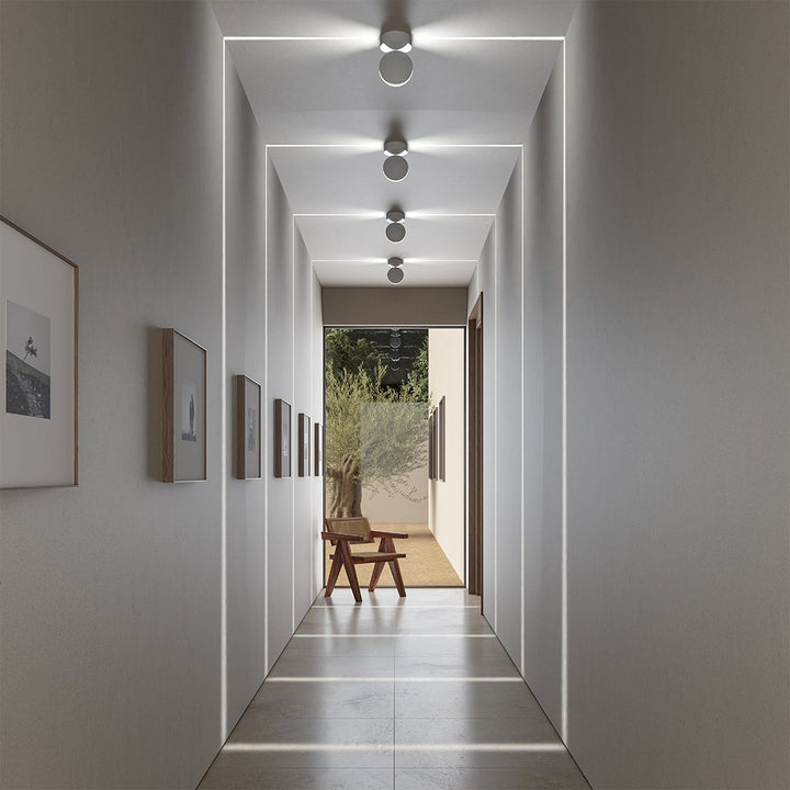 Applique murale LED RGB moderne, créant une ambiance lumineuse personnalisable pour votre intérieur.
