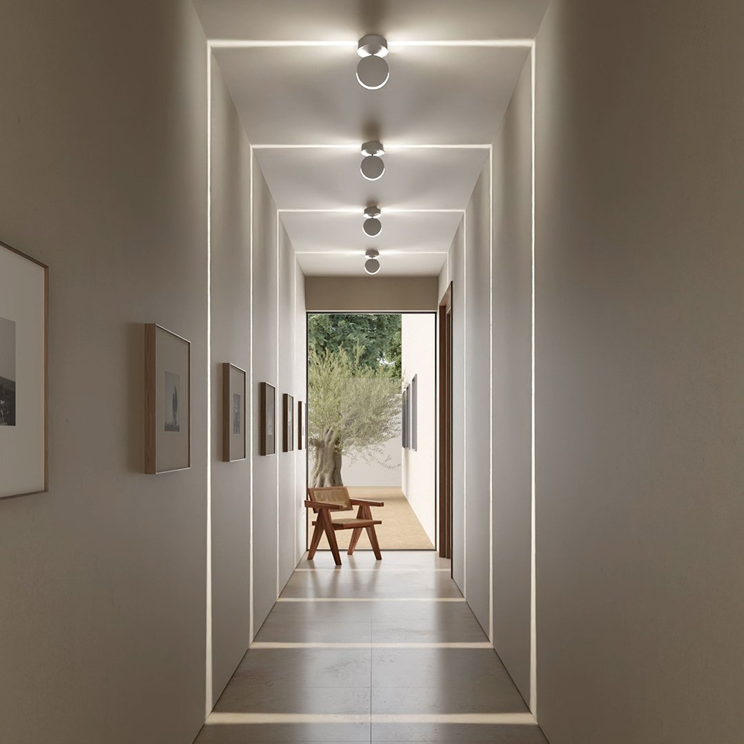 Applique LED RGB murale, lumière modulable pour une décoration intérieure contemporaine et élégante.