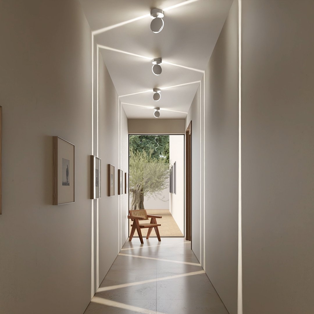 Applique murale LED RGB fine, technologie d'éclairage moderne et ambiance lumineuse personnalisable.