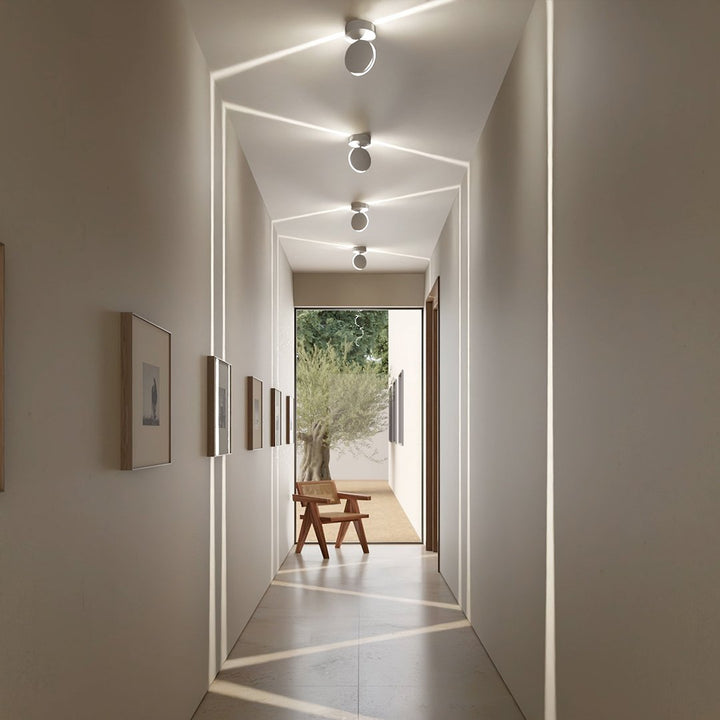 Applique murale LED RGB fine, technologie d'éclairage moderne et ambiance lumineuse personnalisable.