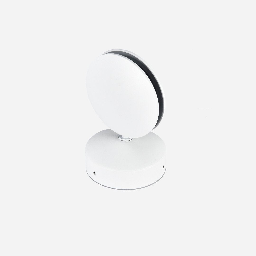 Applique murale LED RGB moderne, éclairage d'ambiance avec couleurs changeantes pour un intérieur dynamique.