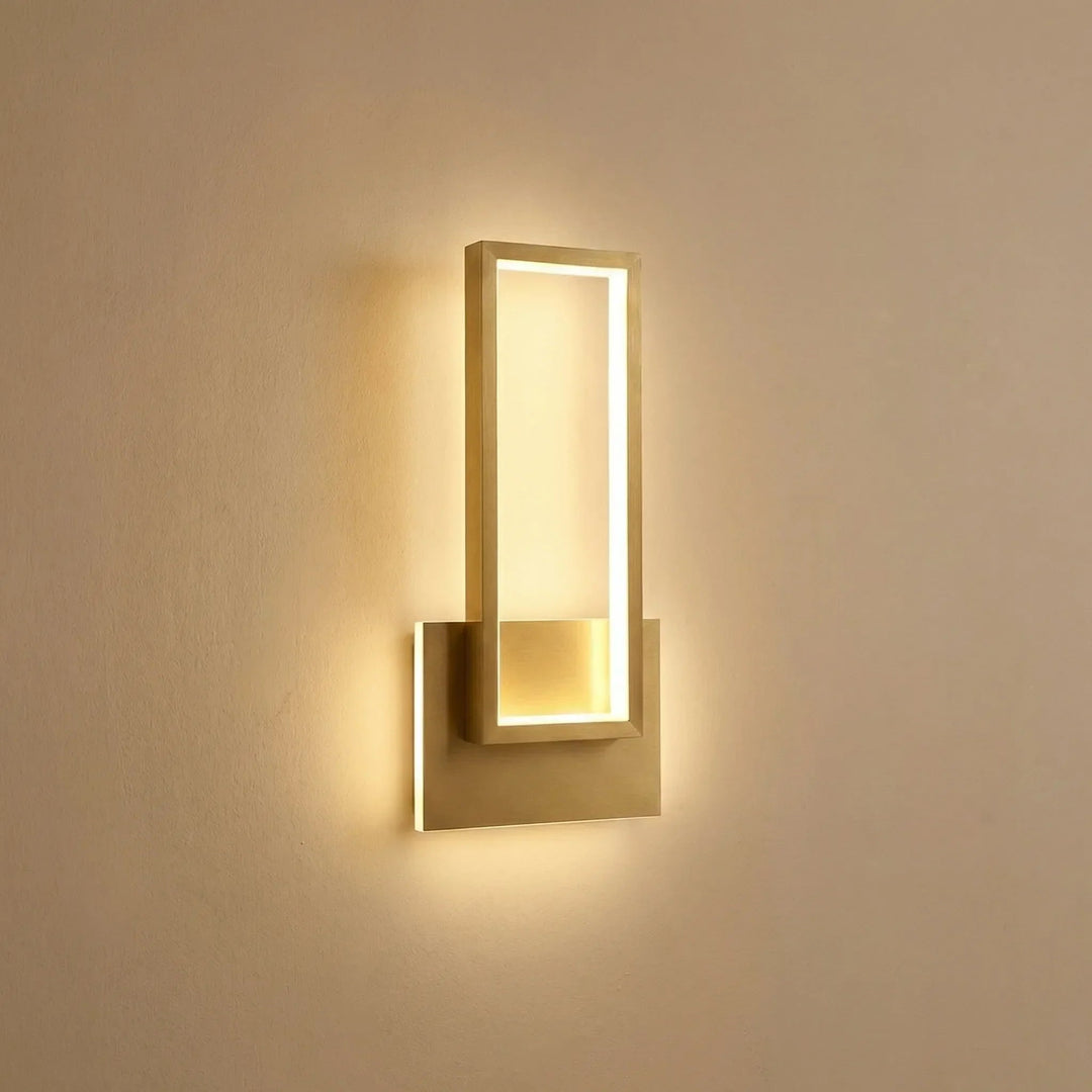 Applique murale LED dorée moderne, design minimaliste, lumière chaude réglable pour salon ou chambre.