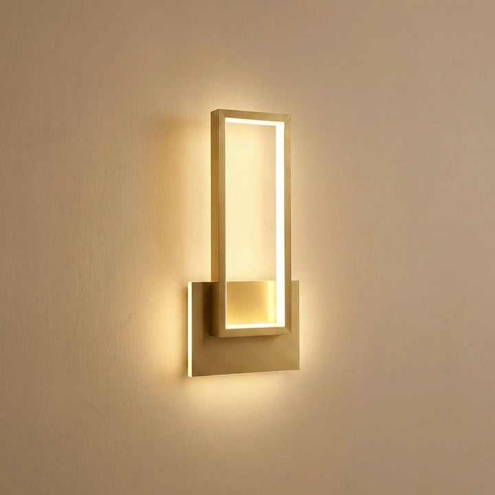 Applique murale LED dorée moderne, design minimaliste, lumière chaude réglable pour salon ou chambre.