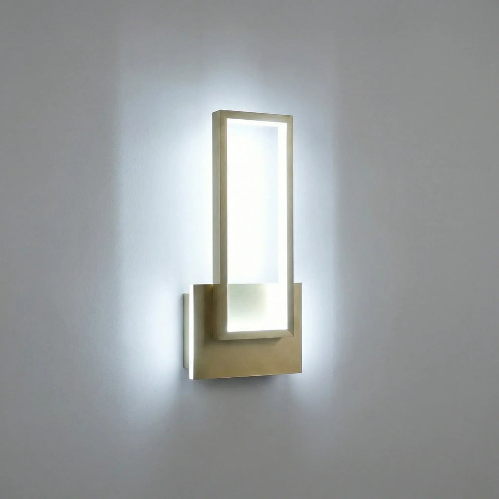 Luminaire mural LED doré élégant, finition métal brossé, idéal pour décoration intérieure contemporaine.