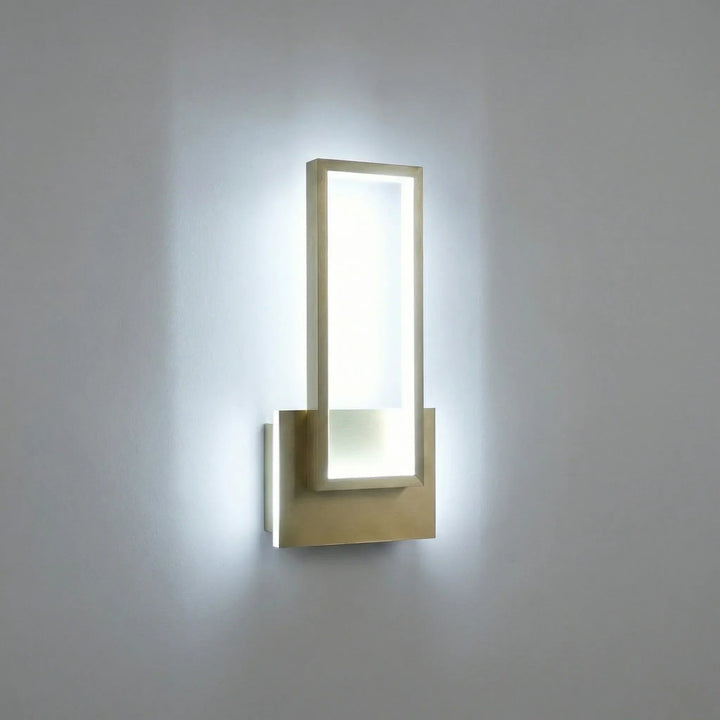 Luminaire mural LED doré élégant, finition métal brossé, idéal pour décoration intérieure contemporaine.