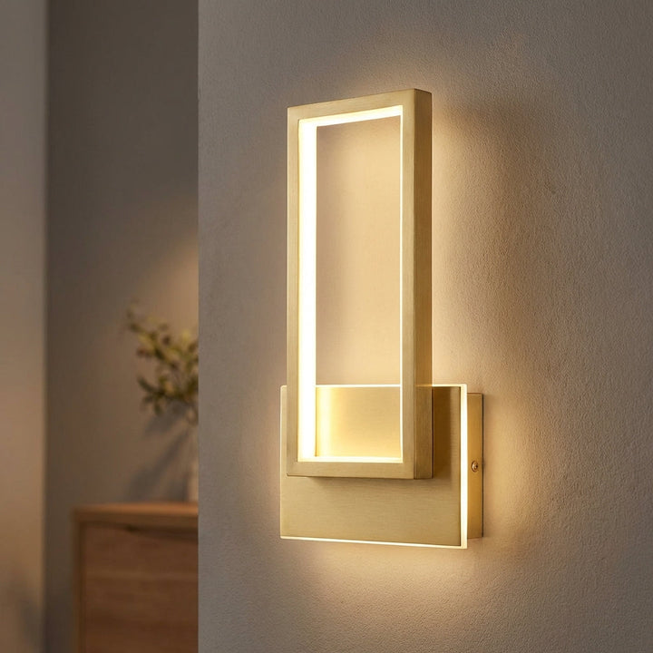 Éclairage LED mural doré pour chambre ou salon, économie d'énergie, design moderne et épuré.