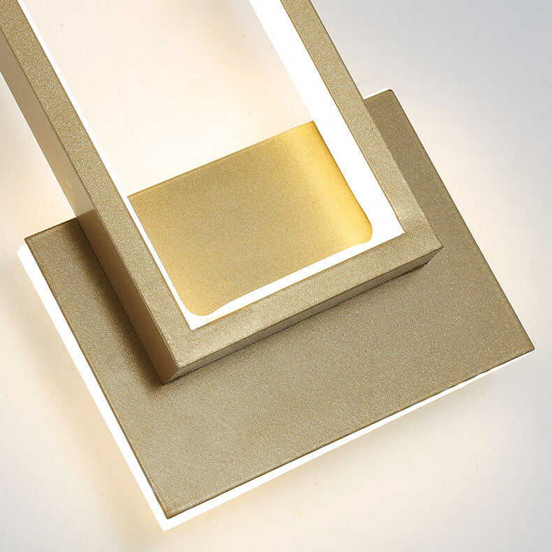 Applique murale LED dorée, design géométrique, lumière diffuse pour un éclairage d'appoint chaleureux et moderne.