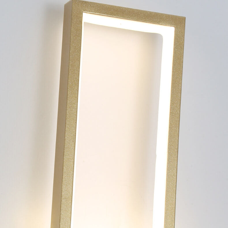 Mettez en valeur votre intérieur avec cette applique murale LED dorée, luminaire moderne et réglable.