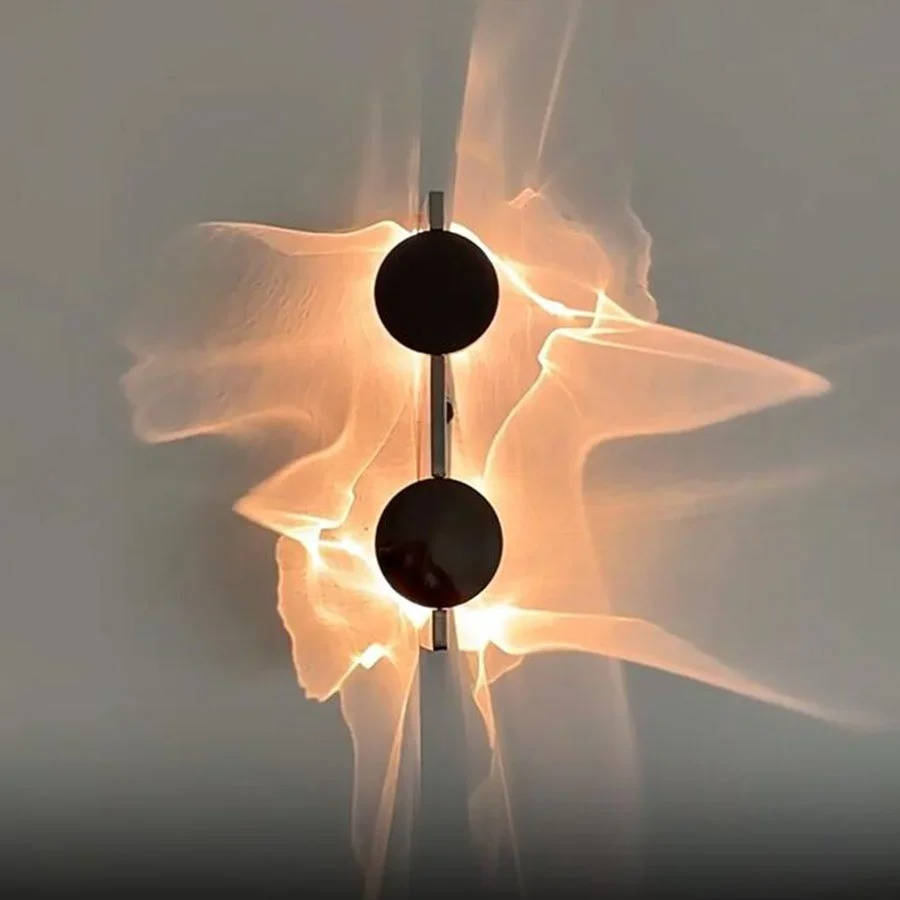 Applique murale LED minimaliste en acier inoxydable, design moderne. Lumière douce pour ambiance intérieure.