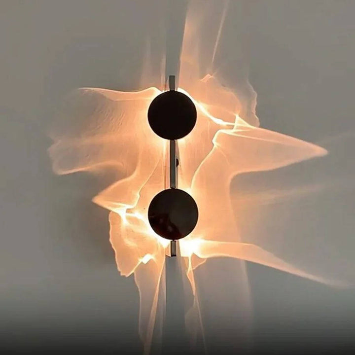 Applique murale LED minimaliste en acier inoxydable, design moderne. Lumière douce pour ambiance intérieure.