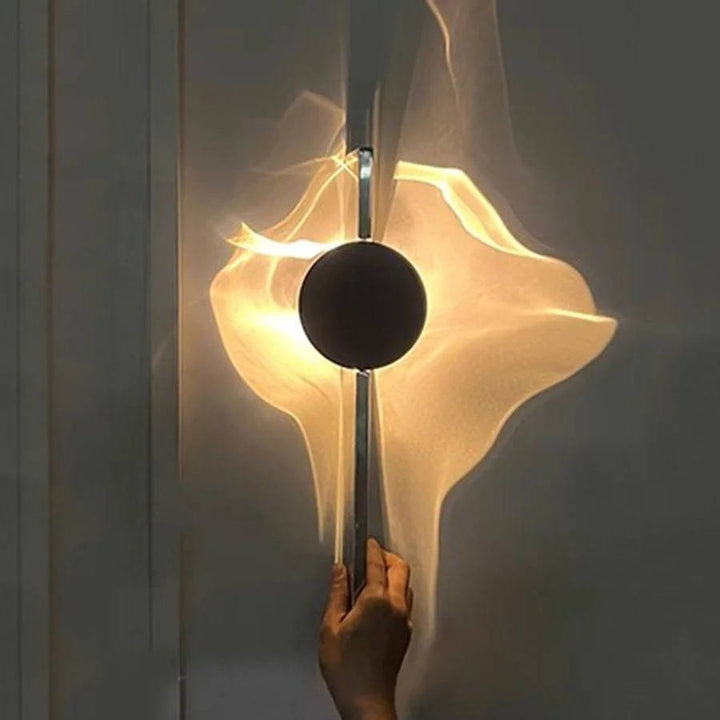 Gros plan: Applique murale LED minimaliste en acier inoxydable brossé. Design moderne et lumière chaude ajustable.