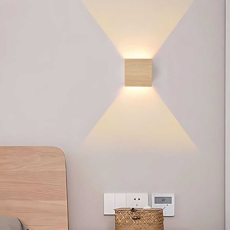 Applique murale LED scandinave en bois naturel clair, design épuré et minimaliste, parfait pour un éclairage intérieur.