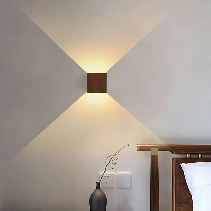 Luminaire mural LED en bois naturel pour salon ou chambre, ambiance chaleureuse et lumière douce, décoration scandinave.
