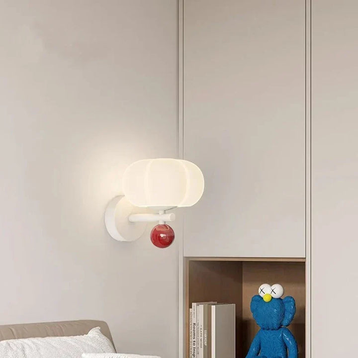 Applique murale scandinave moderne en verre et métal, design unique, lumière douce pour intérieur contemporain.