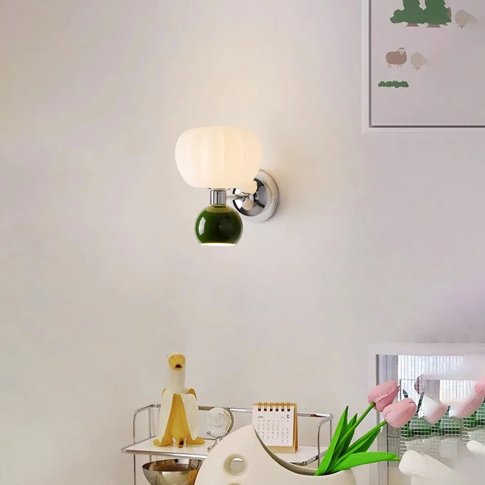 Lampe murale décorative scandinave moderne, forme citrouille en verre, crée une ambiance lumineuse chaleureuse.