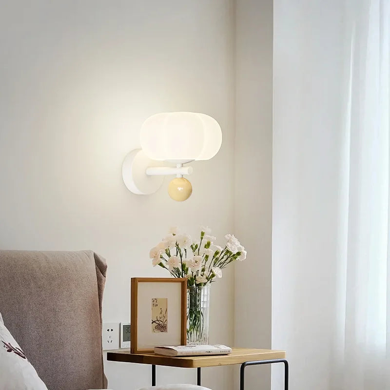 Éclairage mural intérieur moderne, applique scandinave diffuse lumière douce, parfaite pour salon ou chambre à coucher.