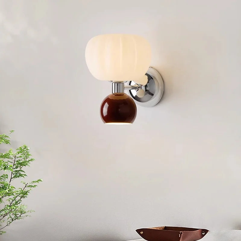 Luminaire mural design scandinave moderne, verre opalin et métal, apporte touche décorative unique à votre intérieur.
