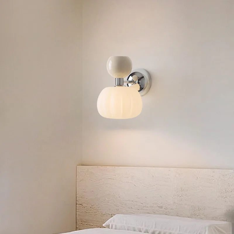 Applique murale contemporaine style scandinave, abat-jour verre forme citrouille, diffuse lumière douce et élégante.