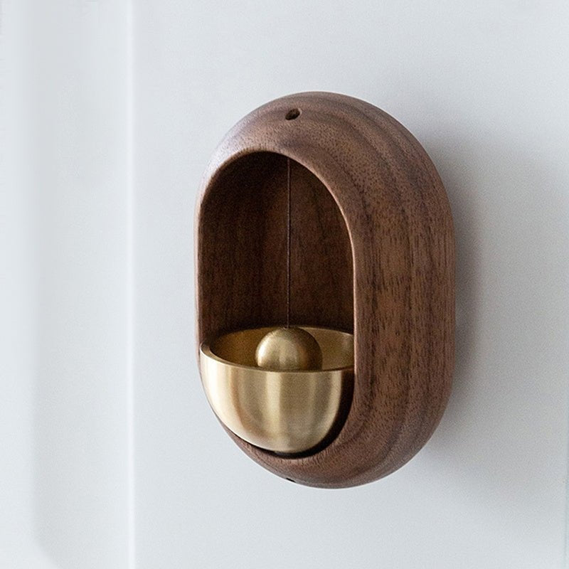 Carillon de porte décoratif en bois et laiton, créant une ambiance sereine et apaisante pour la maison.