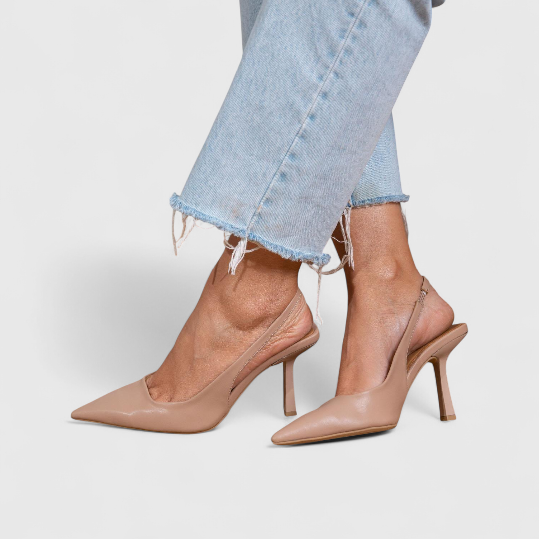 Chaussures de soirée élégantes, escarpins slingback femme, bout pointu et talon fin. Look sophistiqué.