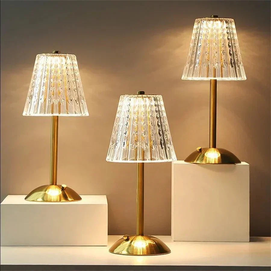 Lampe de table LED tactile en cristal doré, lumière d'ambiance moderne et luxueuse pour votre décoration intérieure.
