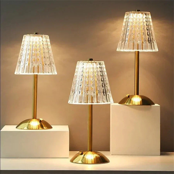Lampe de table LED tactile en cristal doré, lumière d'ambiance moderne et luxueuse pour votre décoration intérieure.