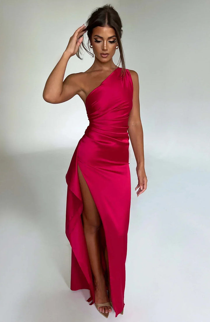 Robe de mariage satinée asymétrique fendue, pour une cérémonie de rêve.
