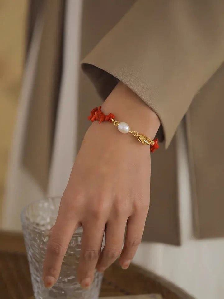 Bracelet fait main en corail rouge intense pour femme, bijou original. Symbole de vitalité et énergie.