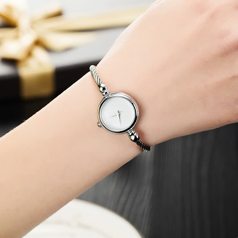 Montre femme élégante, accessoire mode intemporel, design classique et chic pour un look raffiné.