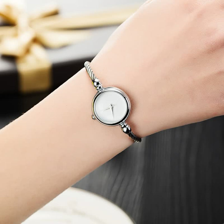 Montre femme élégante, accessoire mode intemporel, design classique et chic pour un look raffiné.
