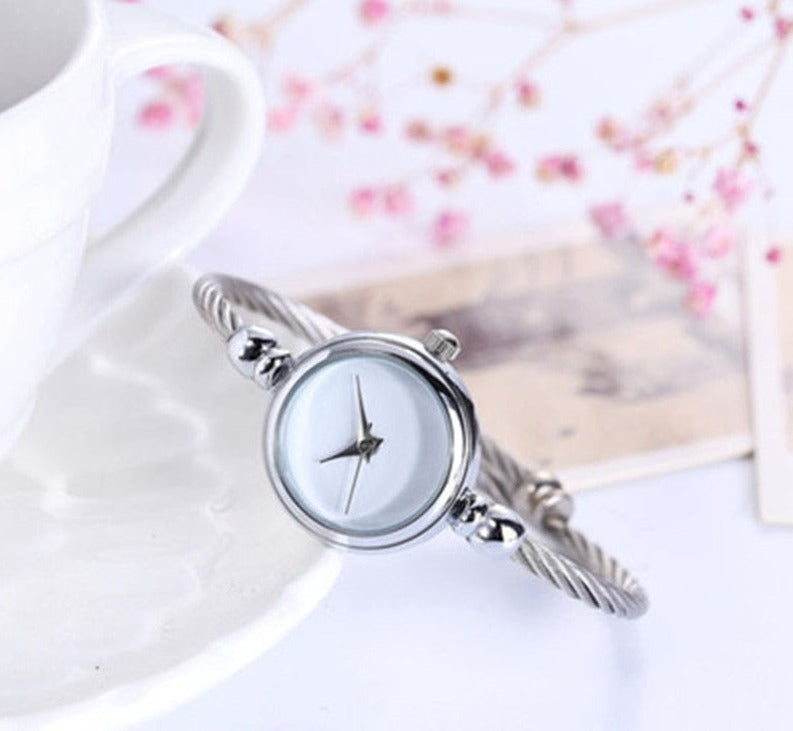 Montre femme chic et polyvalente, style intemporel, parfaite pour toutes les occasions.