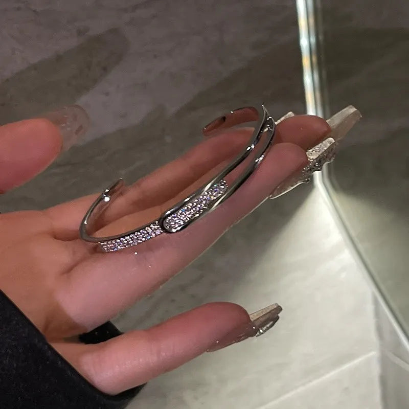 Jonc fin en argent 925 pour femme, avec détails en zirconia pour un éclat subtil.