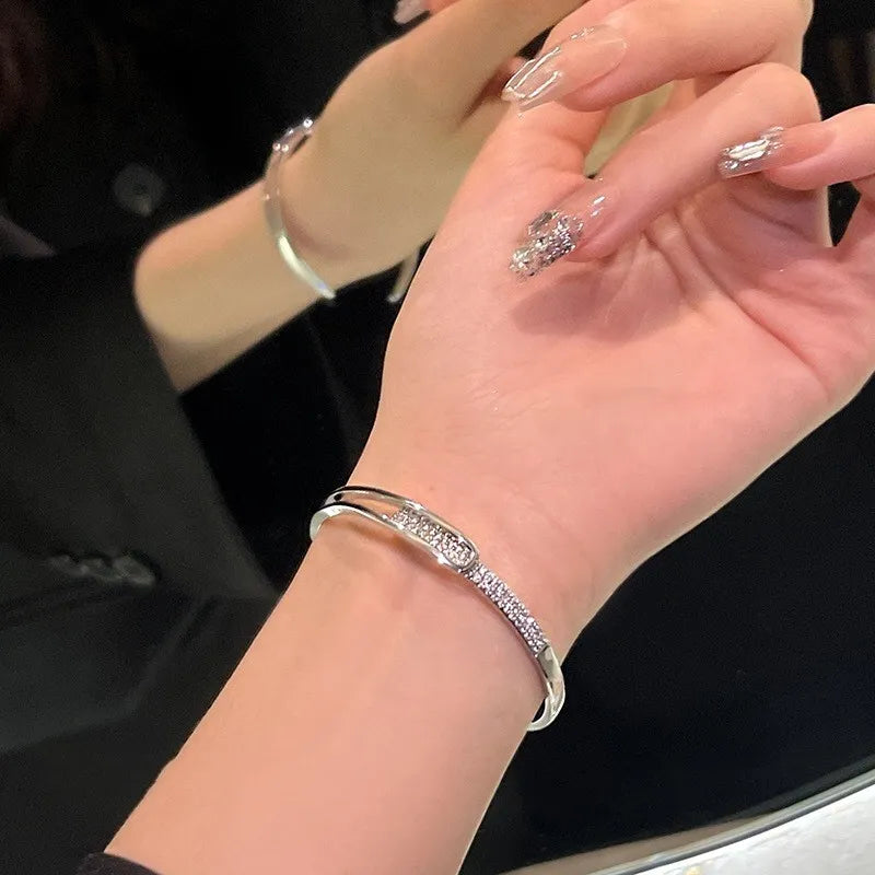 Bracelet jonc ouvert et brillant en argent 925, serti de zirconias pour femme.