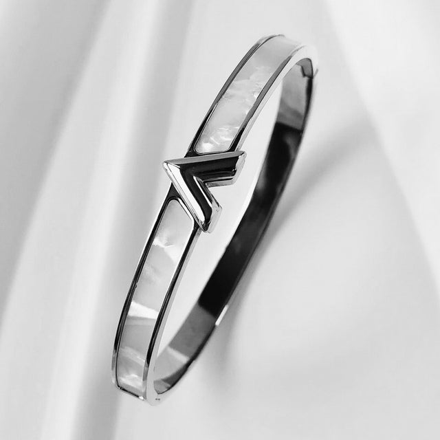 Bijou de luxe: bracelet femme orné de zircons étincelants, un cadeau idéal et élégant.
