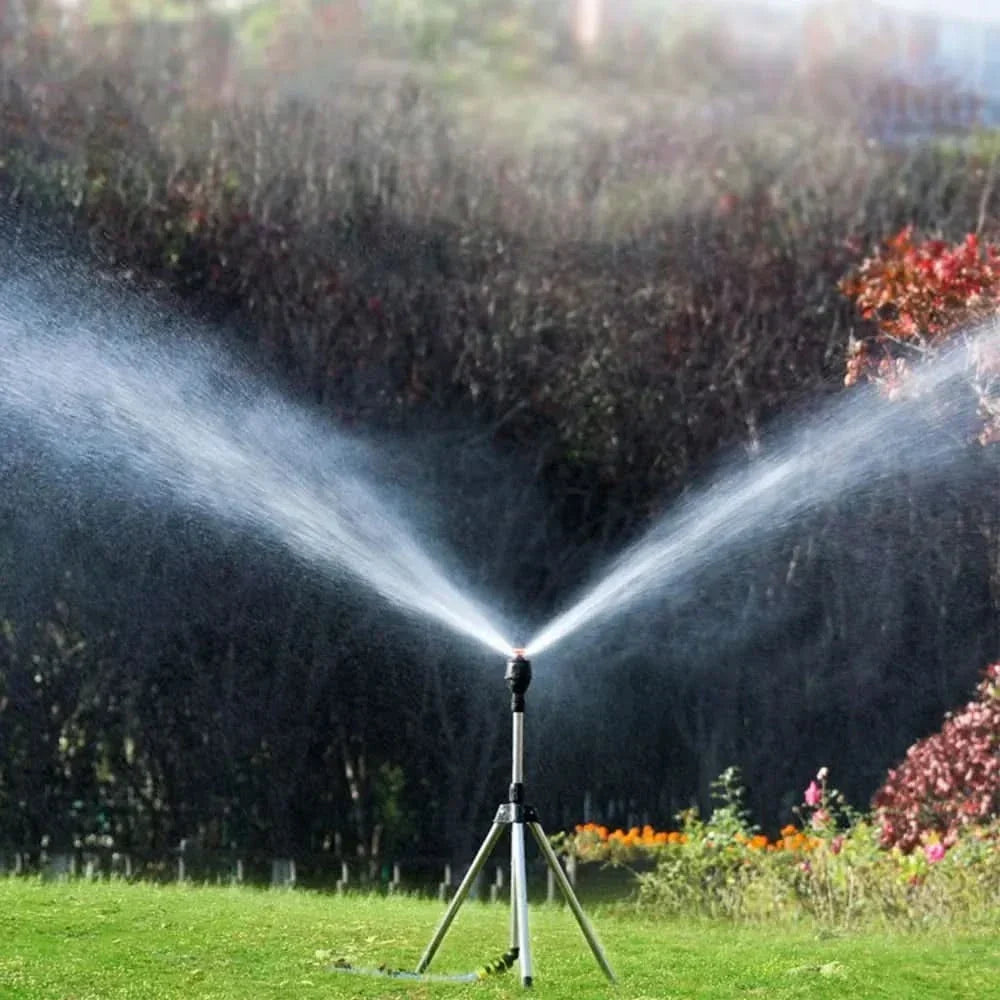 Arroseur automatique rotatif pour jardin sur trépied télescopique, idéal pour l'irrigation de la pelouse.