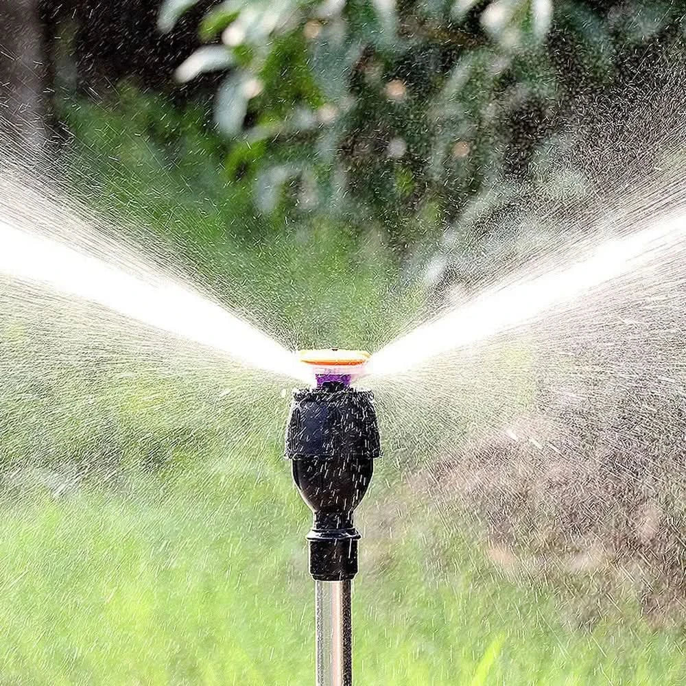 Système d'arrosage automatique rotatif avec trépied réglable pour une irrigation efficace du jardin et économie d'eau.