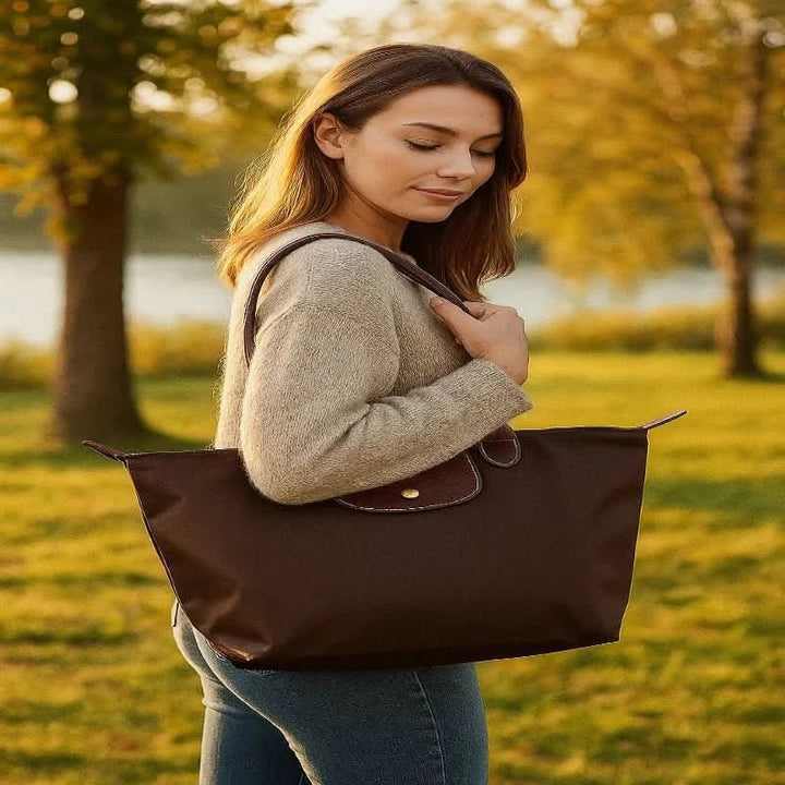 Intérieur spacieux d'un sac à main femme polyvalent, avec compartiments organisés pour affaires personnelles.
